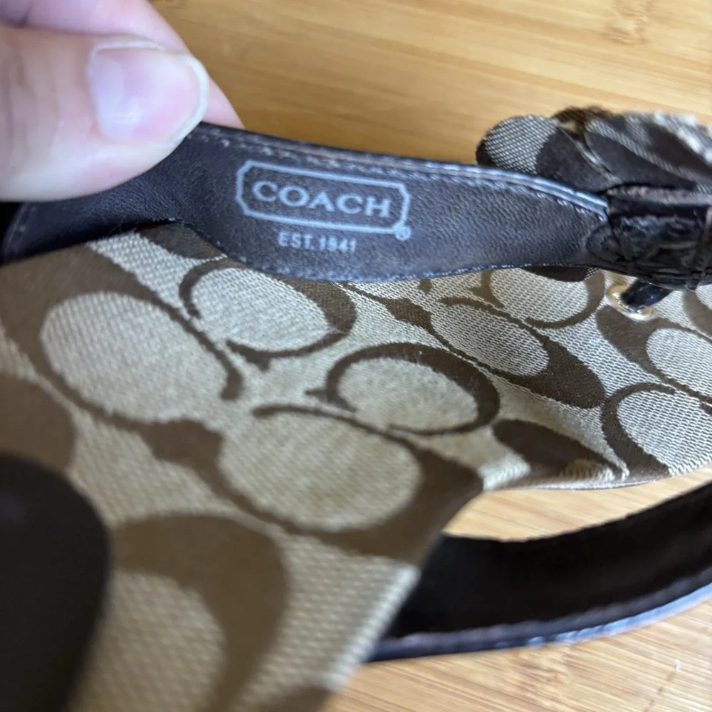 Women's Signature Coach Slip On Sandals 7B Brown Patent Leather Strap- Flower‎
